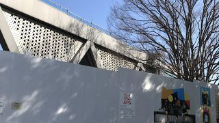 比較的新しい建物なのに、まだ大規模修繕工事中？