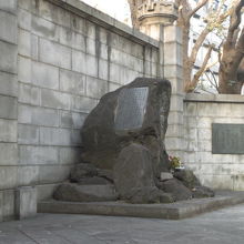 西側から見た濠北方面戦没者慰霊碑の様子です。静かな環境下です