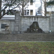 左側側方から見ている濠北方面戦没者慰霊碑の全体像です。