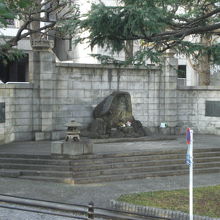 靖国神社の北東側から見た濠北方面戦没者慰霊碑の様子です。