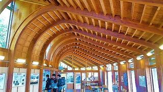 3階の展示室；屋根/壁が木造りで！