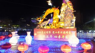 日中はもちろん夜の幻想的な龍山寺も素敵