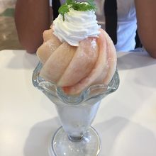 季節のフルーツを使ったパフェ