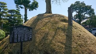 一対になっている一里塚がある