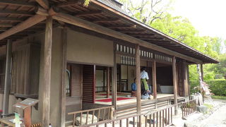 茅葺き屋根の由緒ある建築物