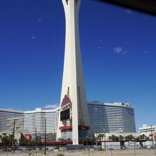 近づくと大きな建物です