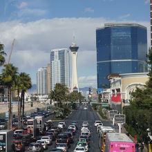 ストリップの正面に見えます