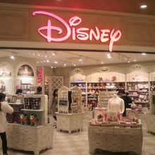 可愛らしい外観の店舗です By レッドウイング ディズニーストア ルクア大阪店 のクチコミ フォートラベル
