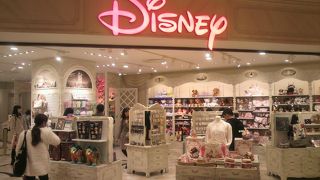 可愛らしい外観の店舗です！