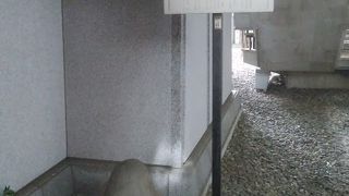 しめ縄がかけられている