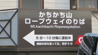 山頂からは雄大な富士山と河口湖が！