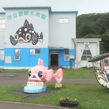 本館と芝生広場