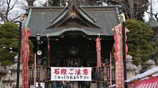 門の中央に提灯