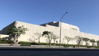 ショッピングモールの先に遺跡？