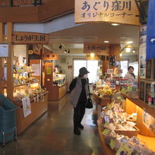 名産物販売コーナーの様子