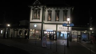 スタバが入居するレトロな駅舎