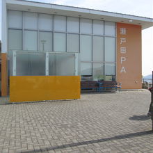 瀬戸田パーキングエリア(上り)正面出入口の外観