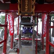 新宿花園神社境内にあります。