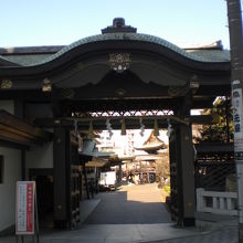 湯島天満宮の西側の門です。門の奥に、参集殿が見えています。