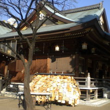 湯島天満宮の本社殿の横にも、各種の多数の絵馬が見られます。