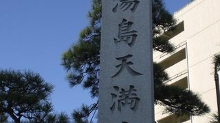 湯島天満宮は、春日通りに面していて、不忍池から西北の方向に位置しています。