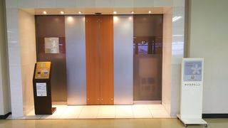 混雑しているラウンジ