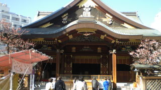 湯島天満宮の表鳥居は、南面している本社殿の南側に置かれています。