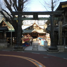 本社殿が、表鳥居の奥に見えます。参道が西方向に曲がっています