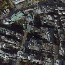 今の湯島天満宮の航空写真です。参道が江戸時代と異なっています