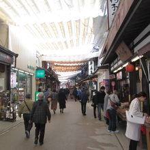 牡蛎料理や広島焼き等の飲食店やお土産屋が続く商店街