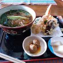 蕎麦団子つきです