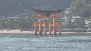 優美な海中の大鳥居