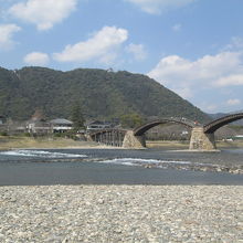 錦川の川原からの錦帯橋