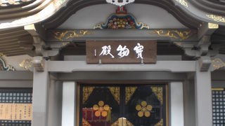 湯島天満宮には、本社殿の他にも社殿や石碑等があります。宝物殿や参集殿は、代表的な社殿です。