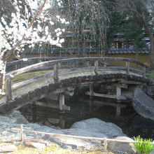 和風の庭園にある橋です。静かな雰囲気の中の安らぎの橋です。