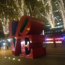 イルミネーションとオブジェの様子