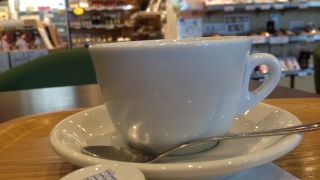 観光案内所またはお土産屋さんの様に見えて、カフェと言う外観には見えませんでした。