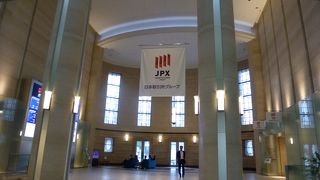 内部は吹き抜けです