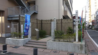 路地裏にひっそりと