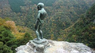 小便小僧像が建つ岩