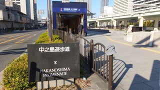 京阪電車の中之島新線の上が遊歩道