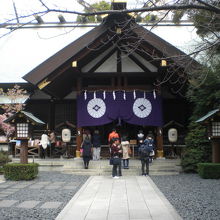 東京大神宮の門を入ると、拝殿が目に入ります。神前結婚式場です