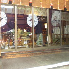 東京大神宮の拝殿の奥では、神前結婚式が執り行われていました。