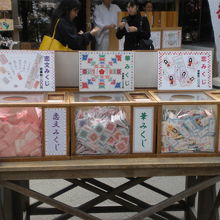 境内内には、各種のお御籤が売られていて、しかも売れています。