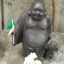 弁財天の手前に置かれている布袋様の銅像です。親しみが湧きます