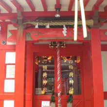 津軽稲荷神社の社殿です。白地に赤の塗装が、鮮やかに映ります。