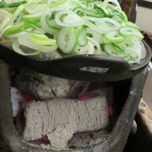 本物の炭で食べます