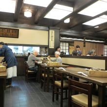 明るい店内　(地下です）　面白いのは階上の畳席