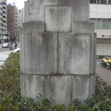 初代の江東橋の橋柱です。約１２０年前の江東橋の橋柱です。