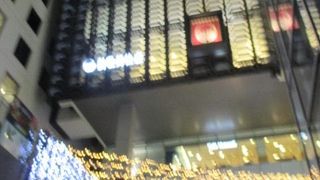 下から見上げて下さい